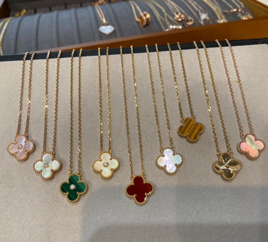 [Hot Sale] Four Leaf Clover Collection Vintage Flower Pendant Necklace With Single Shiny Round Diamond for Women Korean Clavicle Chain Pendant Necklace